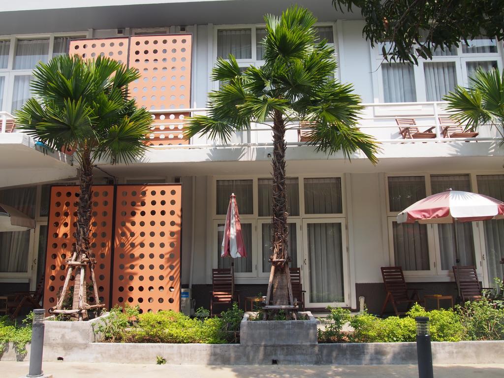 Retroasis Hotel Bangkok Exterior photo