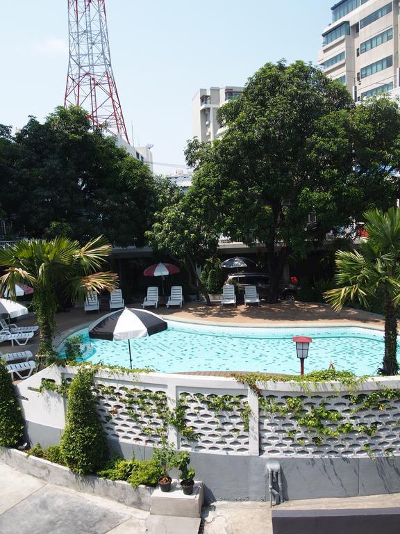 Retroasis Hotel Bangkok Exterior photo