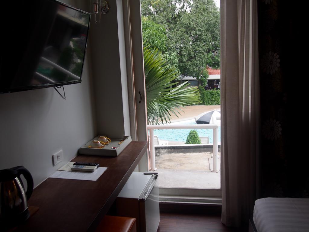 Retroasis Hotel Bangkok Exterior photo