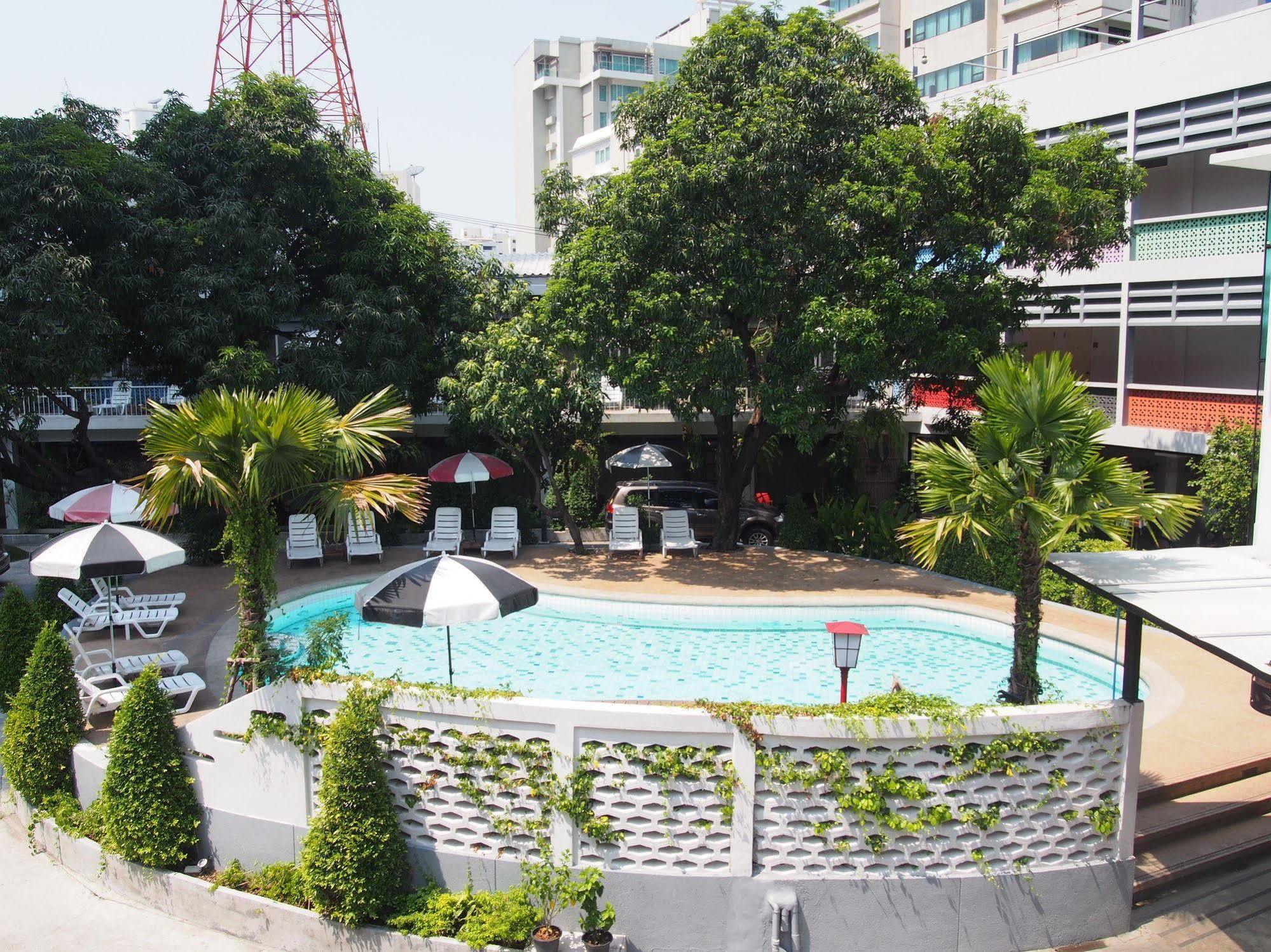 Retroasis Hotel Bangkok Exterior photo