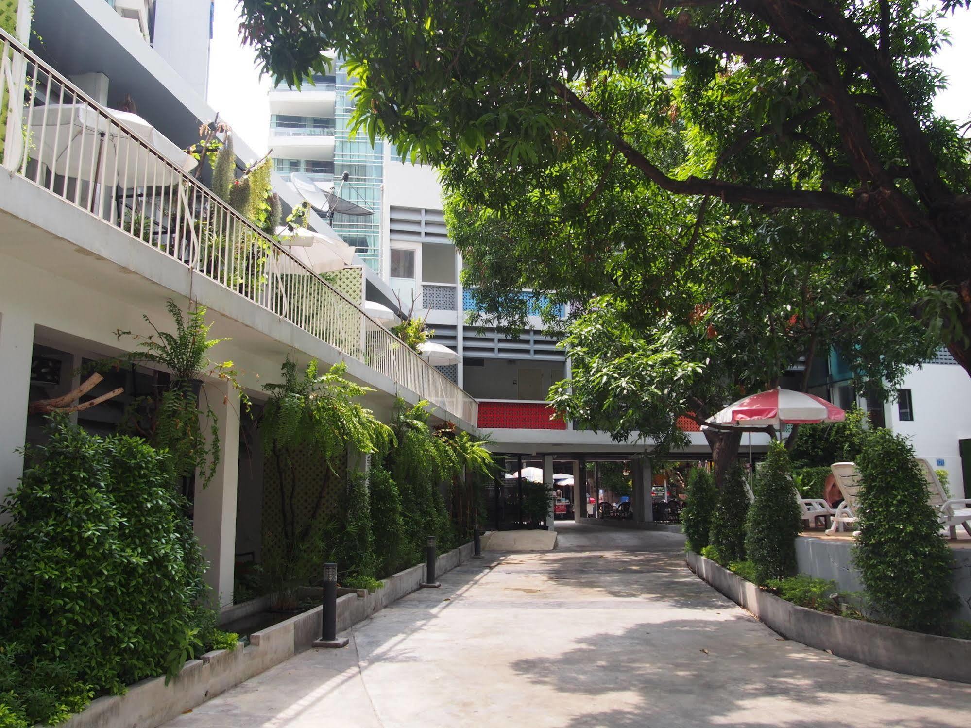 Retroasis Hotel Bangkok Exterior photo