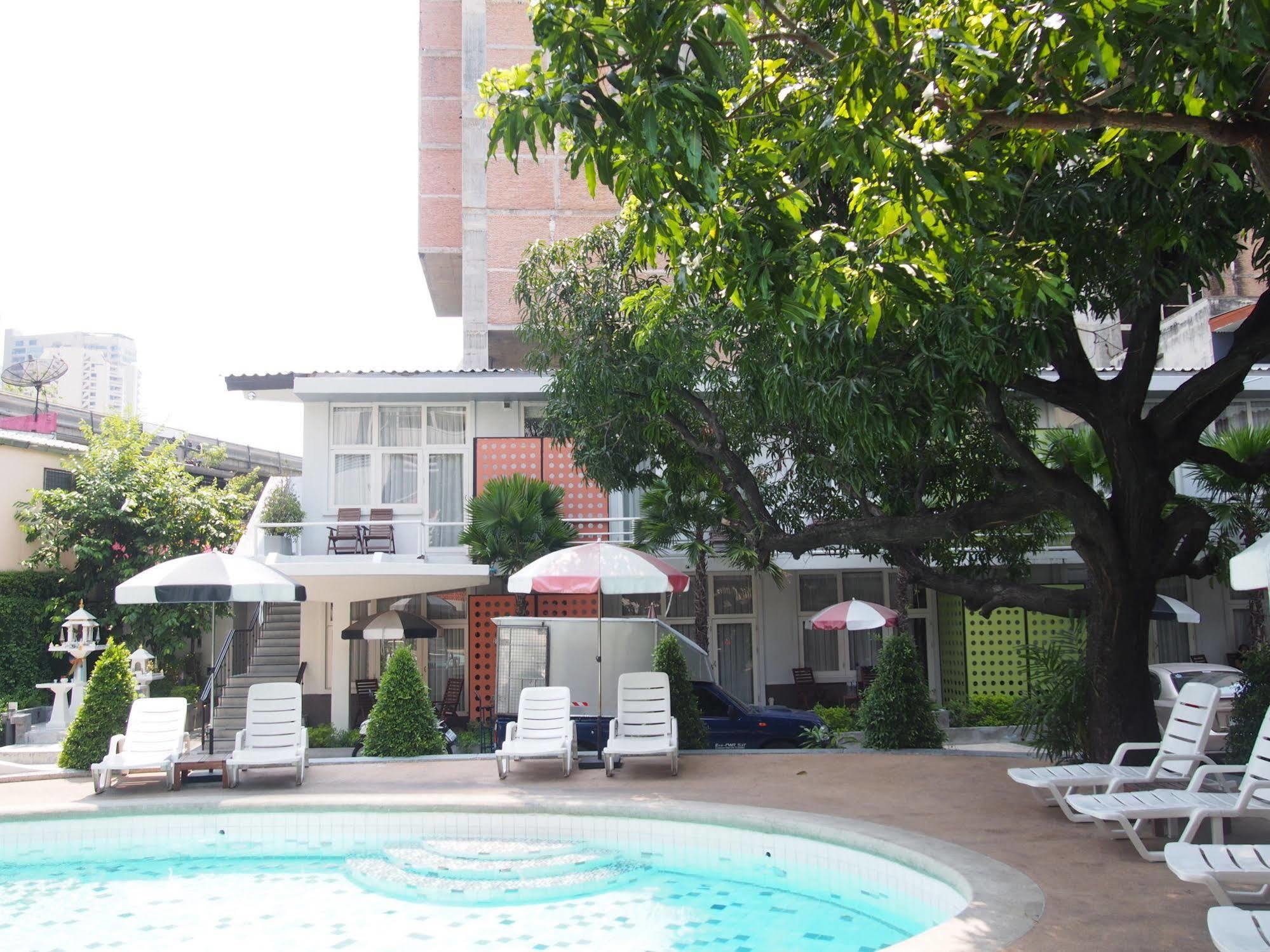 Retroasis Hotel Bangkok Exterior photo
