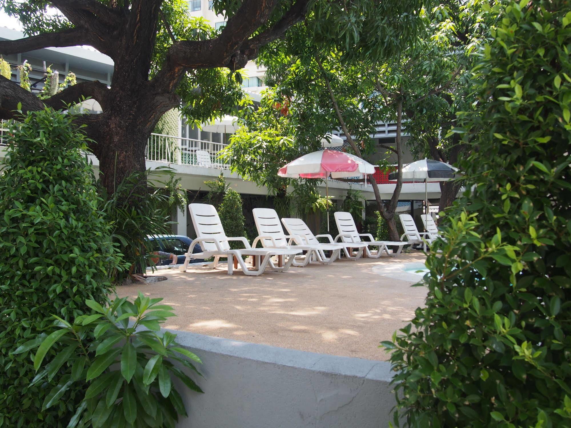 Retroasis Hotel Bangkok Exterior photo